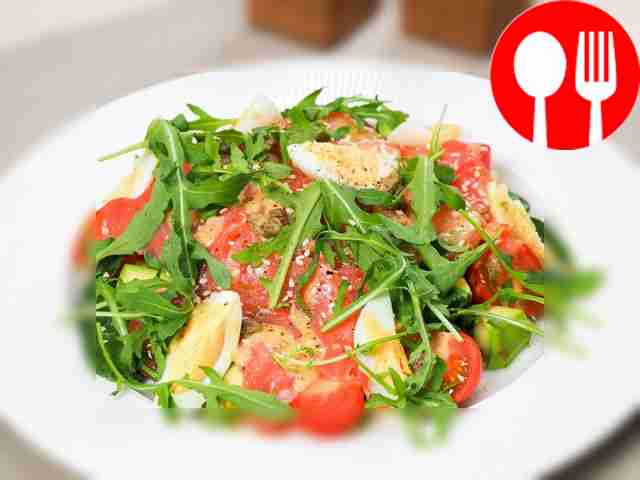 Салат с семгой и яйцом