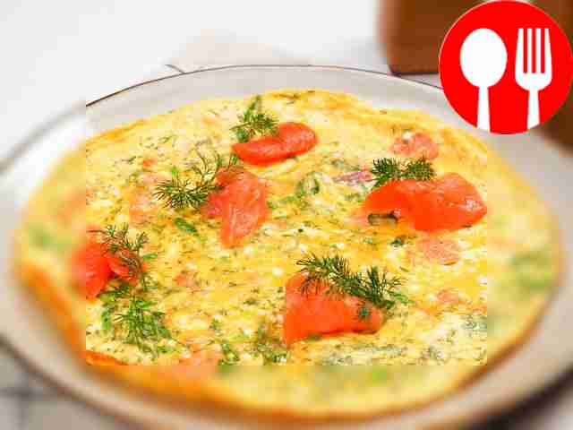 Омлет с форелью и луком