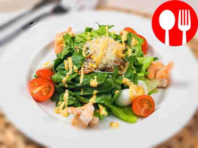 Полезный салат «Цезарь» с креветками