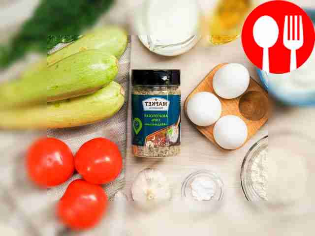 Wash the tomatoes and cut into round slices....