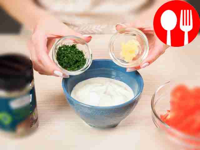 Make sauce for zucchini pancakes using kefir....