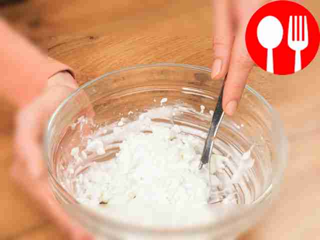 Приготовьте творожный сыр: смешайте творог,...