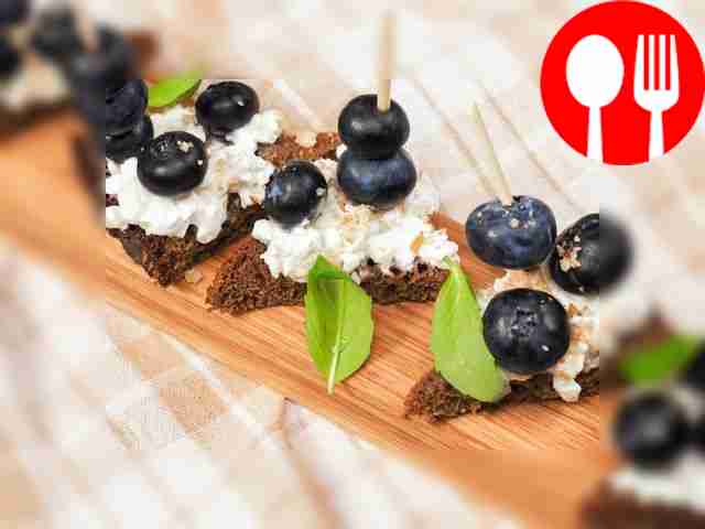 Канапе с творожным сыром и голубикой