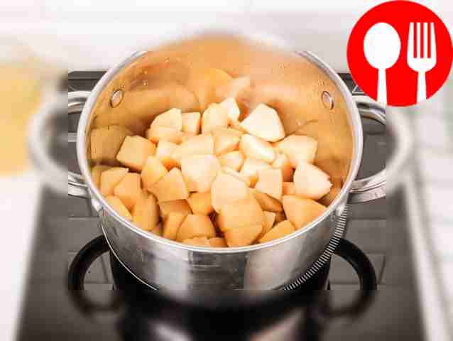 Поместите нарезанные кусочки в большую...