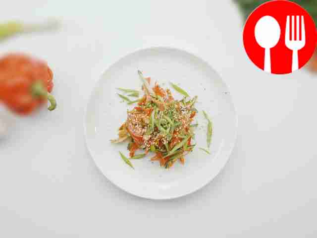 Vegetable salad with sesame seeds