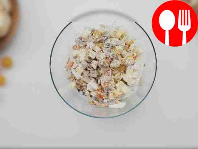 Salad with chicken, cheese, mushrooms and tomatoes