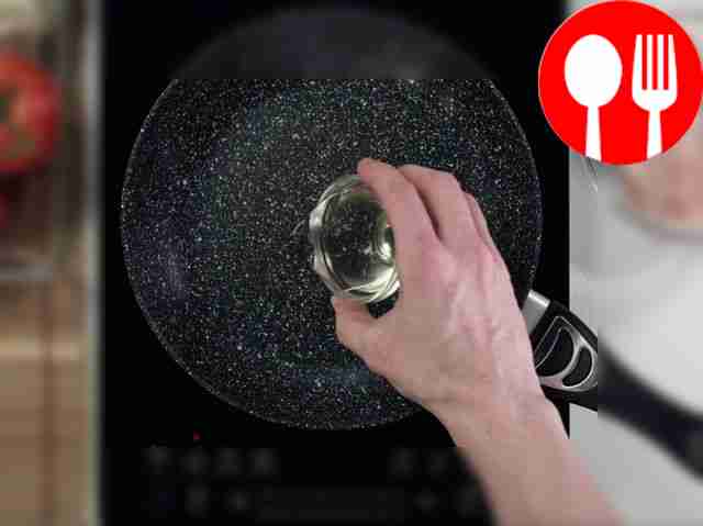 Heat a frying pan with a little vegetable oil.