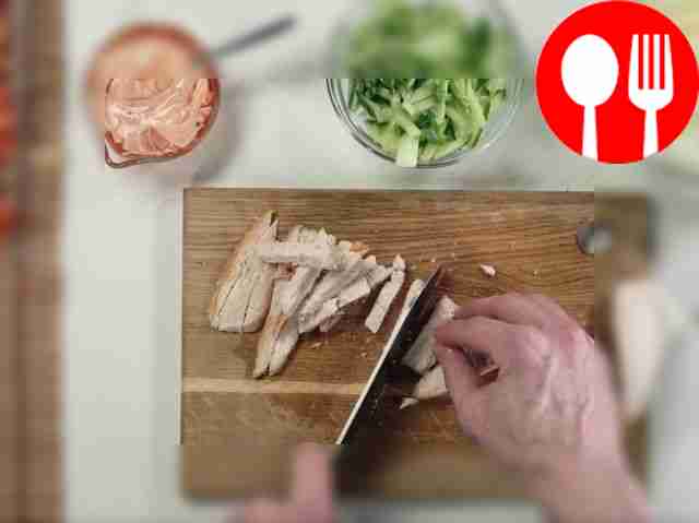 Cut the chicken fillet into slices.