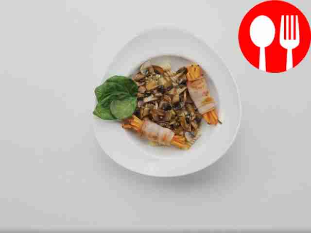 Hot salad with bacon, mushrooms and pasta
