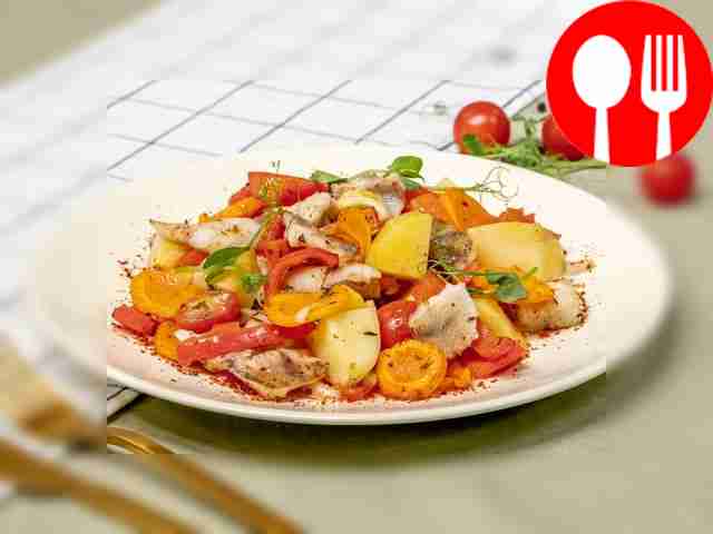 Белая рыба, запеченная с овощами