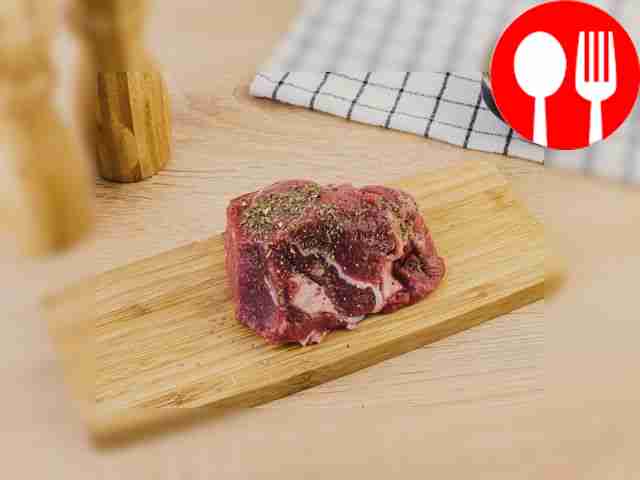 Обсыпьте баранину сухими травами, посолите и...