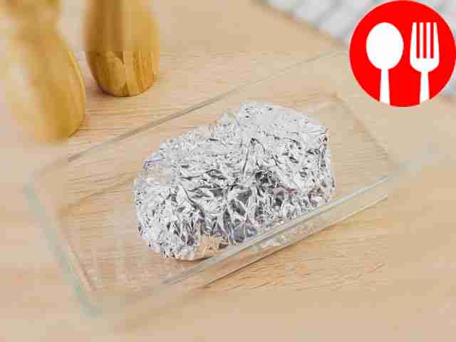 Заверните баранину в фольгу и разместите её в...