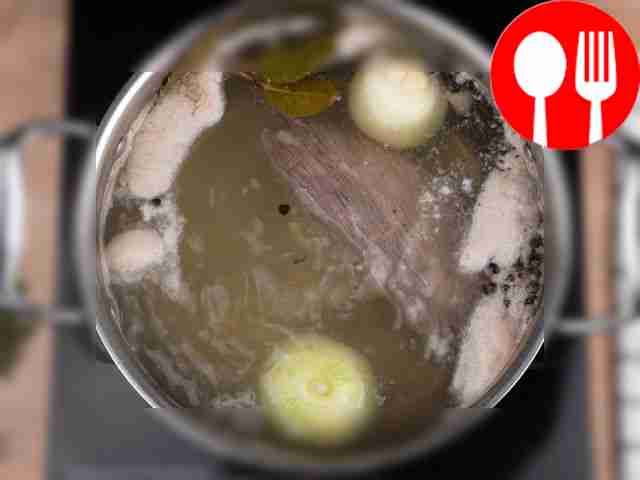 Говядину залейте холодной водой и доведите до...