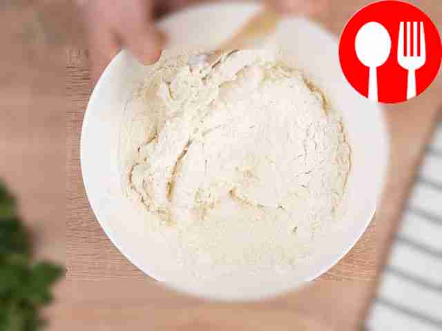 В глубокую миску влейте молоко, добавьте...