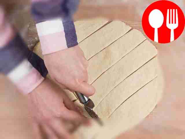 Раскатайте готовое тесто до толщины 5 мм и...