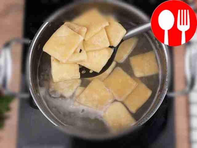 Когда бульон закипит, выньте лук и мясо....