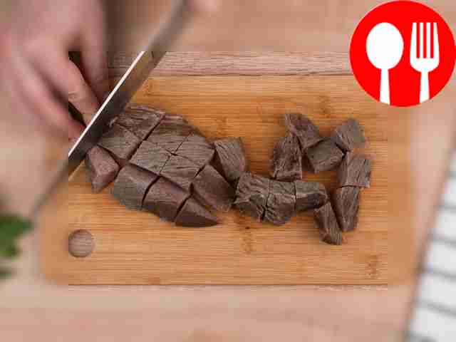 Порежьте отварную говядину на небольшие...