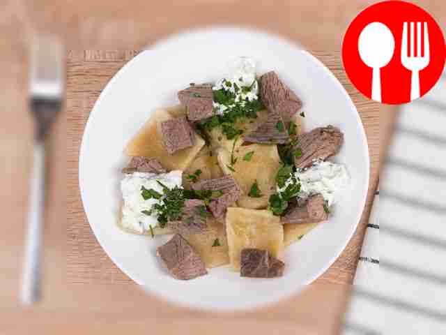 Смешайте сметану, измельчённый чеснок и...