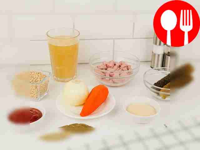 Помойте овощи и очистите их. Нарежьте варёную...