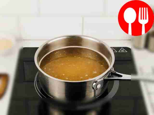 Возьмите сотейник или кастрюлю, влейте в него...