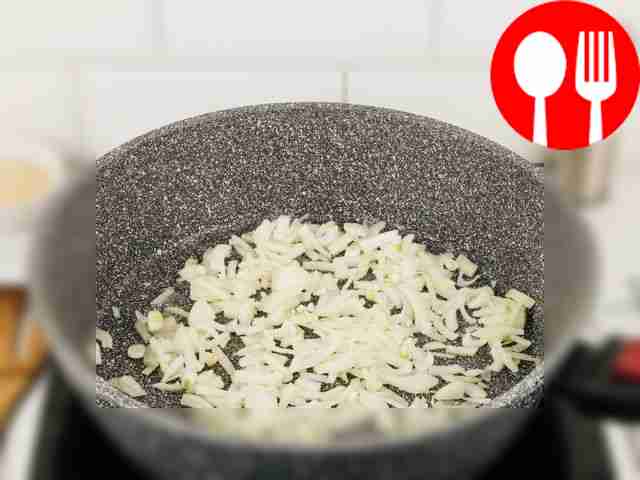 Смажьте растительным маслом сковороду, в...