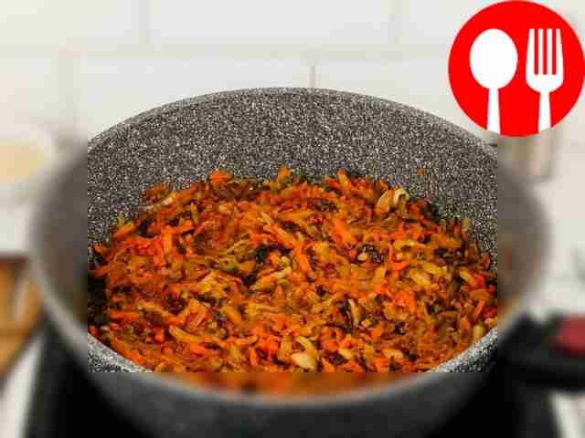 К луку добавьте морковь, огурцы и томатную...