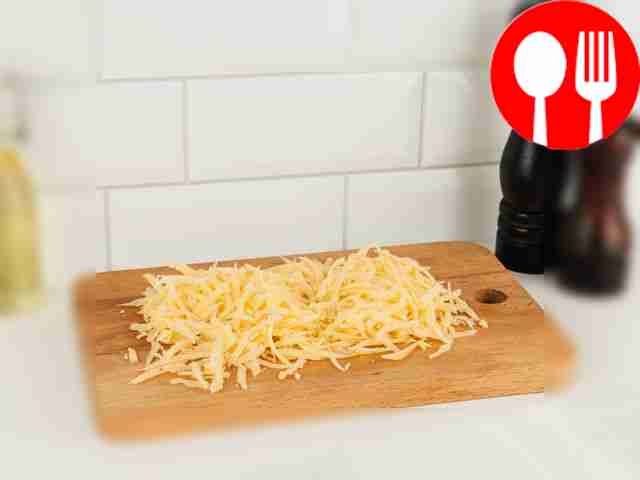 Очистите красный лук и нарежьте его кольцами....