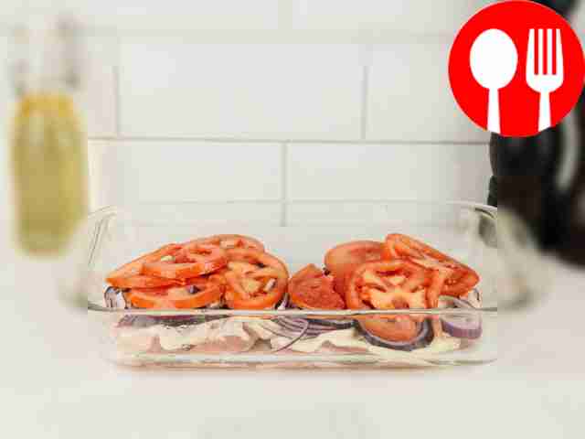 Смажьте мясо майонезом, сверху уложите кольца...