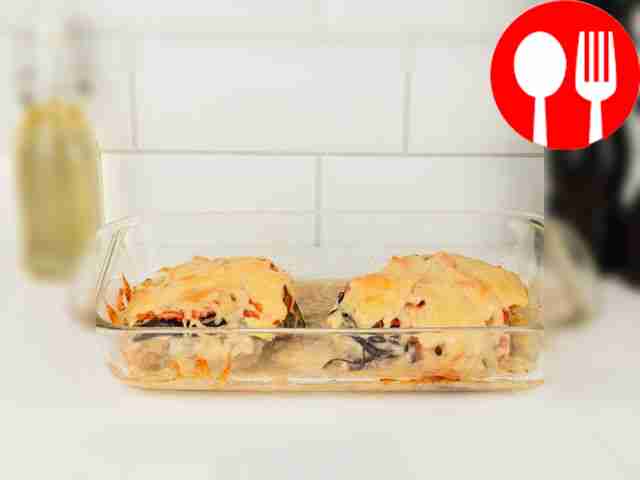 Достаньте форму из духовки, посыпьте блюдо...