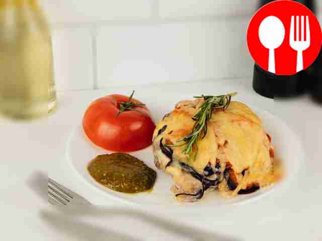 Порционно подавайте свинину, поливая её...