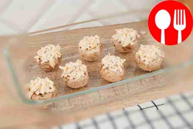 Начините шампиньоны смесью из сметаны, тёртого...