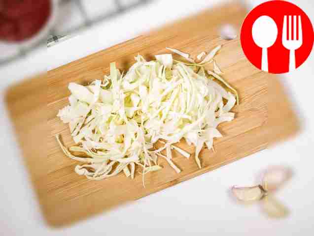 Возьмите мелкокочанную капусту и нашинкуйте её...