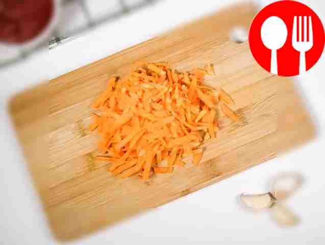 Морковь и свёклу следует натереть мелко.