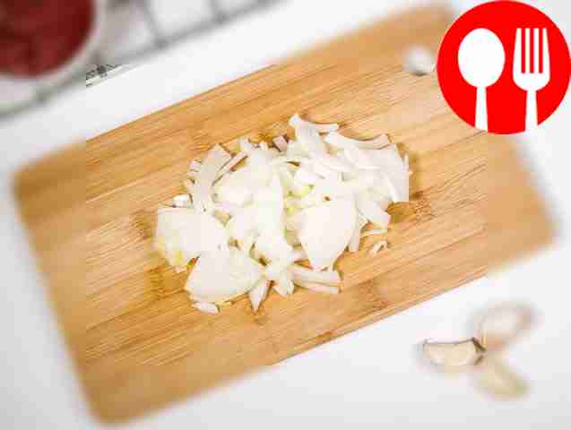 Лук и чеснок следует мелко нашинковать.