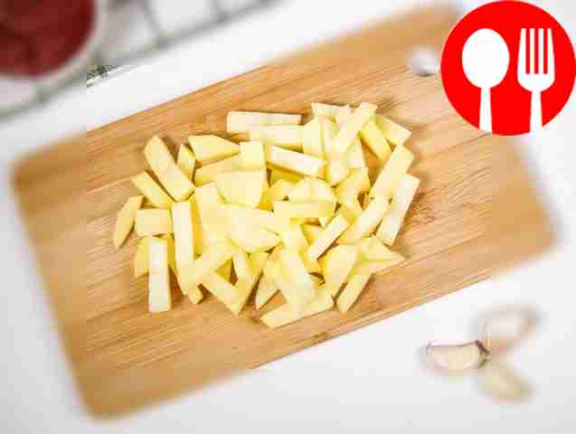 Порежьте картофель и болгарский перец.