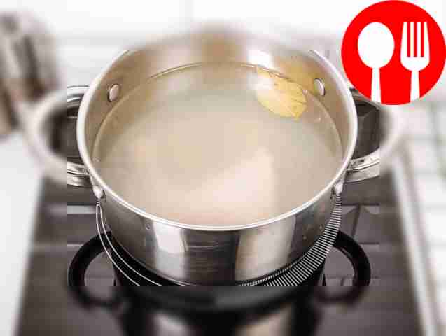 Делаем бульон на курином окорочке с лавровым...