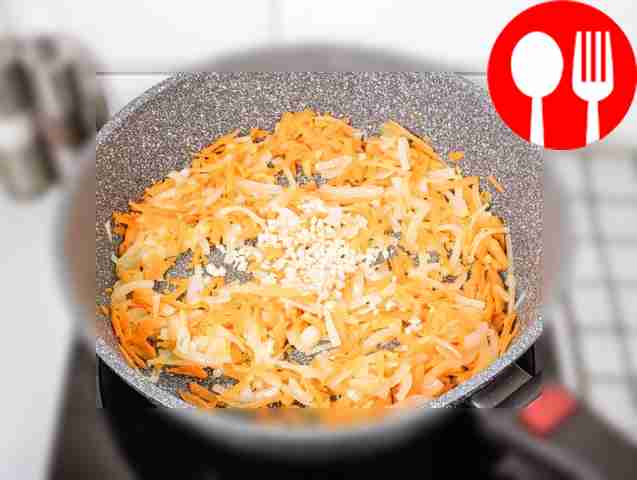 Обжарьте лук с морковью, затем добавьте чеснок...