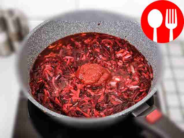 Добавьте свёклу, томатную пасту и полстакана...