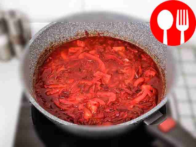 Выложите на сковороду нарезанный болгарский...