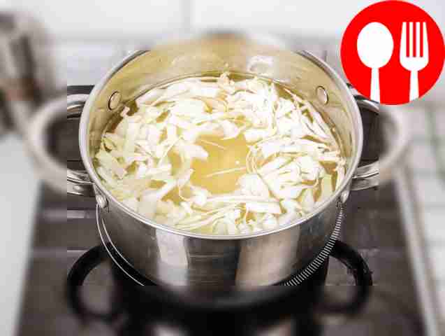 В закипевший бульон поместите капусту, мясо и...