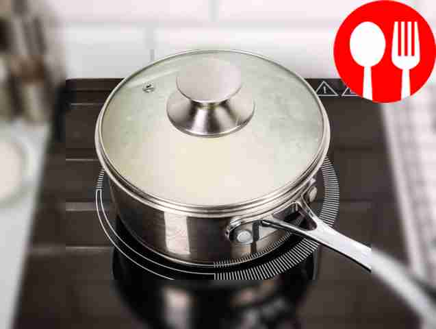 Cover with a lid and leave the dish for 5-10 minutes.