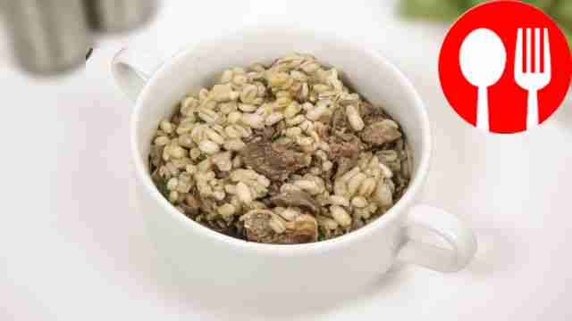 Перловка с тушенкой Barley with stewed meat