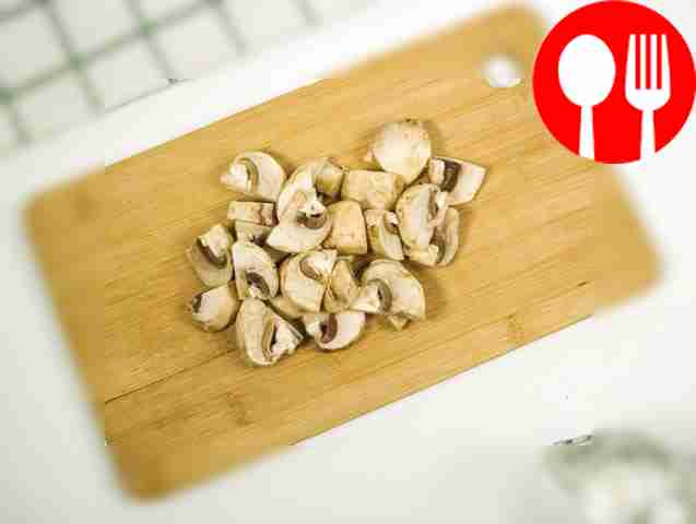 Cut the champignons into 4 parts.