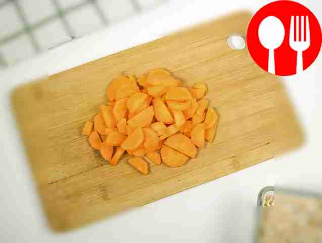 Cut the carrots into thin semicircular slices.