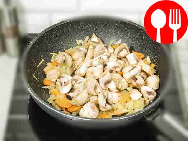 Add mushrooms to vegetables, fry for another 5 minutes.