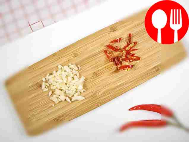 Grind the chili pepper and garlic.