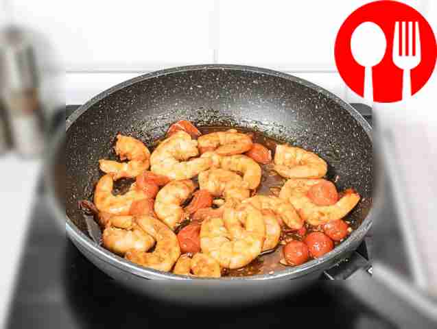 Fry the shrimp on both sides for 2-3 minutes.