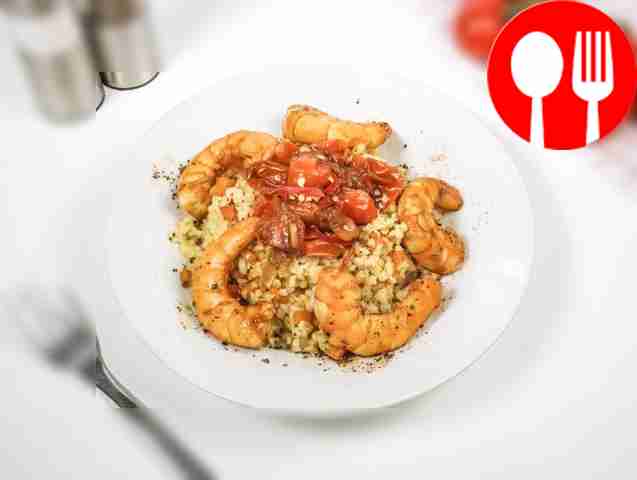 Place the bulgur with shrimp on a plate and serve.