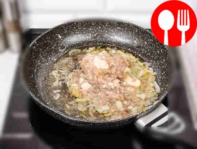 Place the stew into the pan.