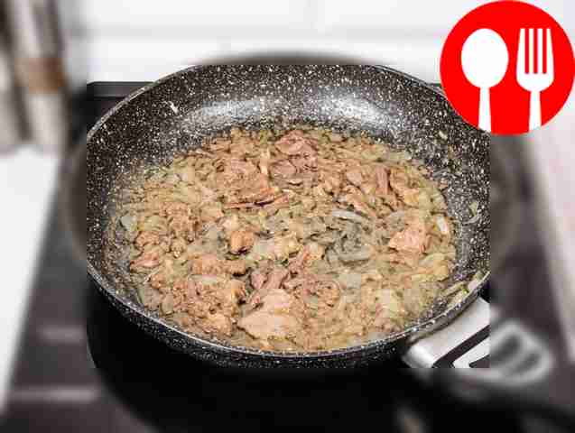 Fry the stew until excess liquid evaporates.